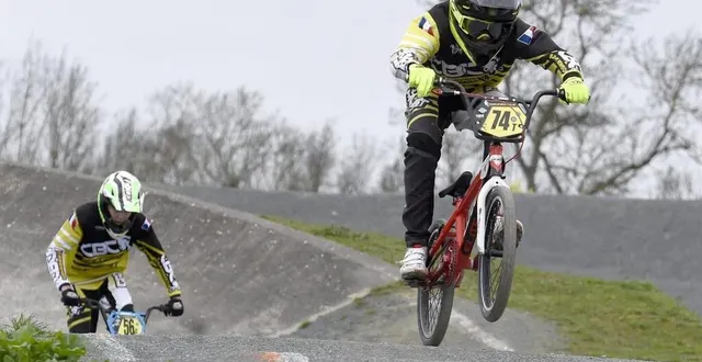 photo  les jeunes cyclistes sarthois attendent de pouvoir fouler le bitume de la nouvelle installation, comme ici à niort (deux-sèvres)  &copy;  archives courrier de l’ouest – marie delage 