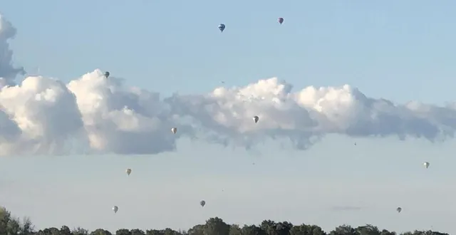 photo  les montgolfières de l’événement « ballon casse-croûte » organisé par les fermiers de loué, vu de poillé-sur-vègre, samedi 2 septembre 2023.  &copy;  ouest-france 