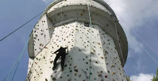 photo  l’ancien château d’eau a été reconverti en mur d’escalade à la chapelle-du-bois.  &copy;  archives le maine libre 