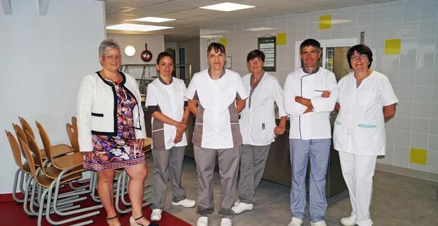 photo  le personnel, dirigé par sylvie pellerin, gestionnaire, à gauche, et constitué d’hélène jamet ; florence gandon ; martine garreau, seconde de cuisine ; frédéric desseaux, chef cuisinier et françoise martel, a repris le travail lundi 28 août, et a procédé à un nettoyage minutieux des locaux, même si le gros du nettoyage avait été assuré par une entreprise.  &copy;  ouest-france 