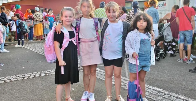 photo  maxine, otilia, rose et ikram, lundi 4 septembre 2023, devant l’école du gai-levant, à sablé-sur-sarthe.  &copy;  ouest-france 