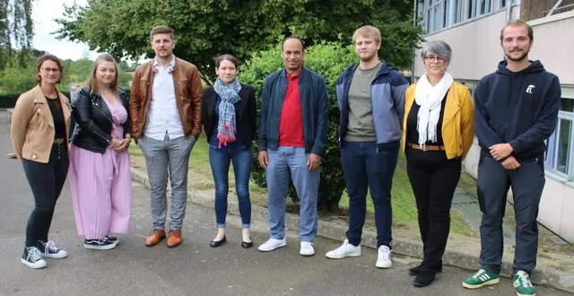 photo  stéphanie montiège, nouvelle principale (2e à droite), accompagnée des nouveaux professeurs et personnels administratifs.  &copy;  ouest-france 