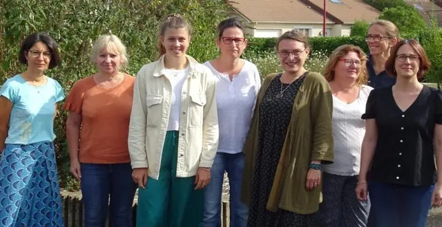 photo  l’équipe enseignante autour d’adeline perrault, directrice (au centre), encadrée par natacha paris (en vert) et anaëlle adam, deux nouvelles professeures. christelle eclercy, la troisième, est à gauche.  &copy;  ouest-france 