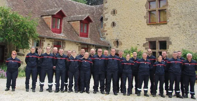 photo  la lieutenante guinet (à gauche) avec l’effectif du centre de secours à l’issue d’une récente manœuvre.  &copy;  le maine libre 