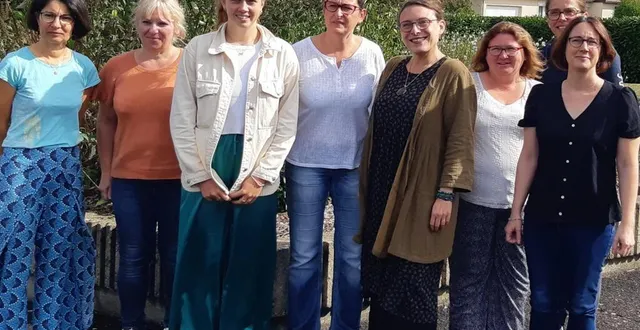 photo  le corps enseignant avec les quatre nouvelles professeures (trois sont à gauche, il manque sur la photo emma pineau qui assurera la décharge de la directrice).  &copy;  le maine libre 