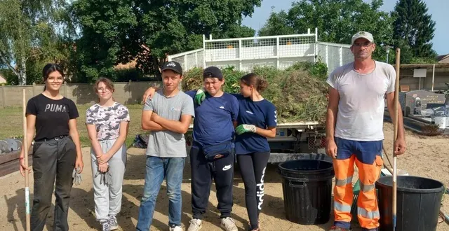 photo  six ados, encadrés par l’agent communal richard conilleau, ont gagné 75 € d’argent de poche.  &copy;  le maine libre 