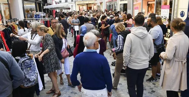 photo  comme chaque année, la braderie du mans, attire de nombreux curieux et acheteurs.  &copy;  archives le maine libre 