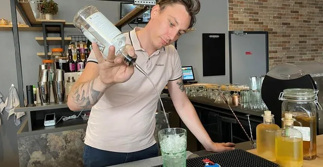 photo  kevin carlier ouvre mercredi 6 septembre 2023 les élixirs, un bar à cocktails à la flèche.  &copy;  ouest-france 