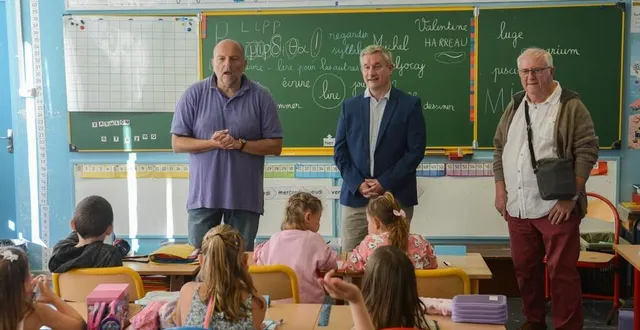 photo  frédéric leveillé, président de terres d’argentan interco et maire d’argentan, et jean-louis menereul, vice-président délégué à l’éducation, aux côtés du nouveau directeur de l’école anne-frank, michel preljocaj.  &copy;  ville d’argentan 