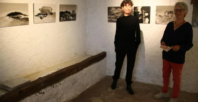 photo  camille couturier, à gauche, a exposé ses œuvres pendant les deux mois de juillet et août.   &copy;  le maine libre 