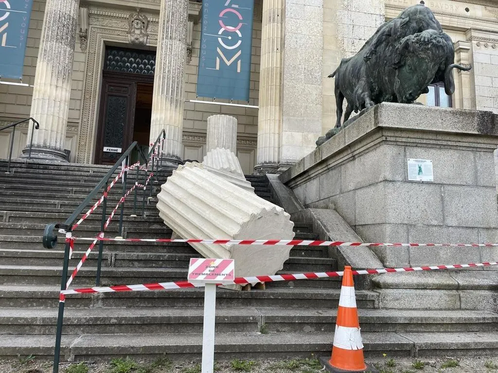 « Que s’estil passé au Zoom ? » la colonne écroulée fait parler à Laval