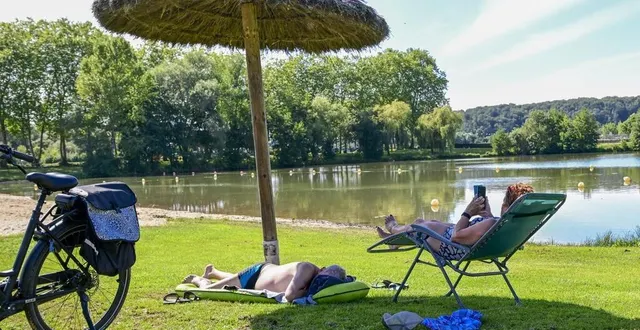 photo  à marçon, le samedi 2 septembre 2023, les vacanciers tardifs sont heureux, au bord de l’eau. le début du mois en sarthe est ensoleillé et très chaud.  &copy;  photo le maine libre yvon loue 