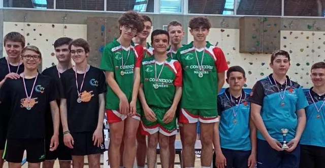 photo  parmi les bons moments de la saison écoulée, ce podium pour les jeunes (titres par équipe en départemental 3) en juin dernier, pour thibault lemay, bastien milice et sylvain leduc.  &copy;  archives le maine libre 