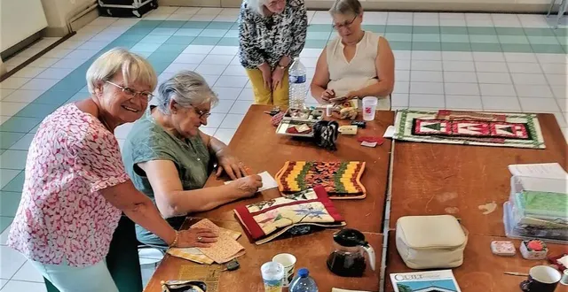 photo  le patchwork, c’est l’art d’assembler des morceaux de tissu de couleurs et de formes disparates pour réaliser des couvertures, dessus de lit, sacs, trousses, nappes et petits objets usuels ou décoratifs.  &copy;  ouest-france 