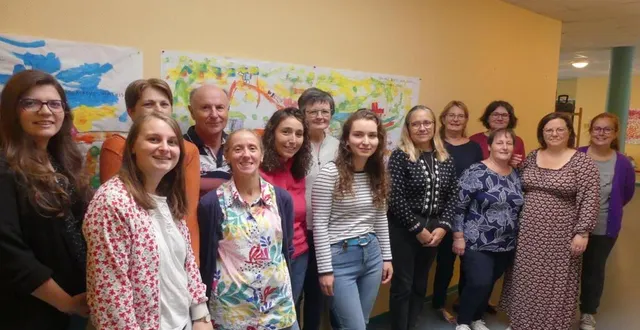photo  de gauche à droite, les enseignants d’élémentaire, de maternelle et les atsem.  &copy;  ouest-france 