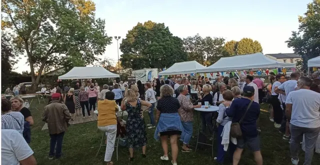 photo  les palvinéens étaient nombreux à la première soirée guinguette organisée au bord de la sarthe.  &copy;  ouest-france 
