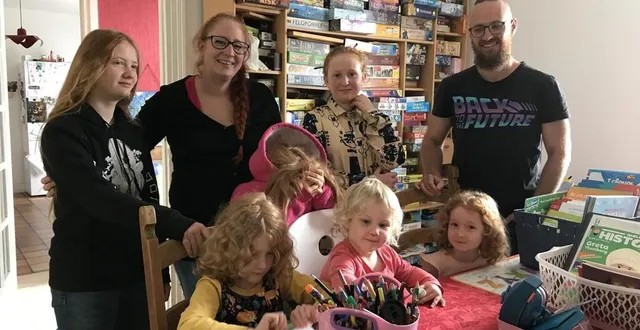 photo  julie et arthur sellier ont décidé de faire l’instruction à la maison pour leurs six enfants à montsecret-clairefougère, dans l’orne.  &copy;  ouest-france 