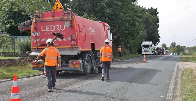 photo  pour le début du chantier, la circulation était alternée, sur une seule voie, ce mercredi 6 septembre, sur la d4, à la sortie de sablé-sur-sarthe.  &copy;  ouest-france 
