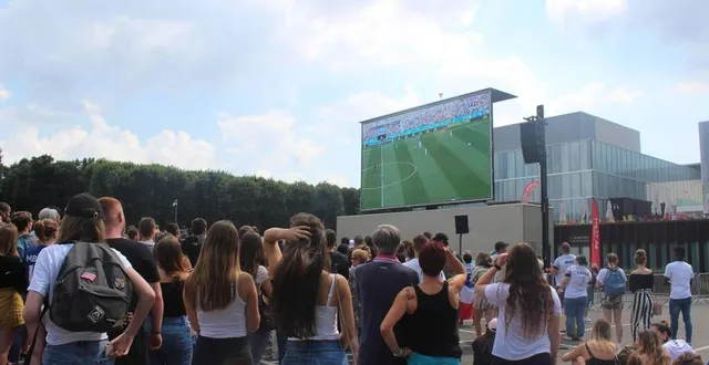 photo  en 2018 pour la coupe du monde de football, le quart de finale de l’équipe de france avait été diffusé sur écran géant sur le parking des quinconces au mans.  &copy;  archives le maine libre 