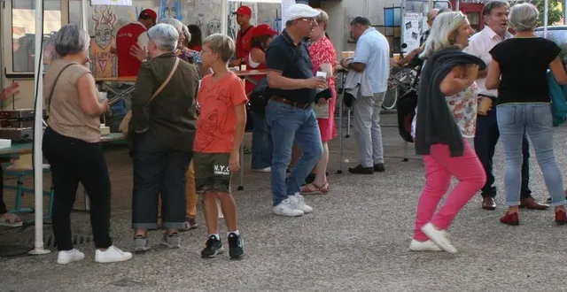 photo  les habitants du village sont venus en nombre à la traditionnelle fête du village samedi, place de l’église.  &copy;  le maine libre 
