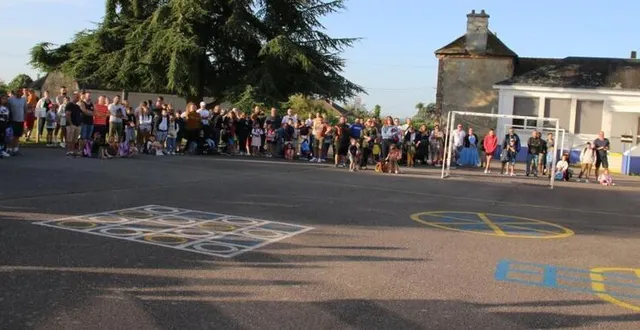 photo  anne noyer, directrice (à droite), a accueilli les familles dans la cour de l’école avant la répartition des élèves auprès des enseignants.  &copy;  ouest-france 