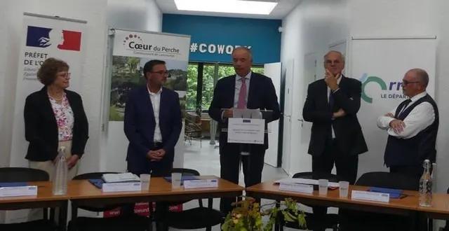 photo  la signature de la convention cadre « petites villes de demain » a eu lieu lundi.  &copy;  ouest-france 