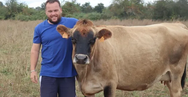 photo  pierre cerbelle, ici avec sa vache jersiaise mascotte, invite à la deuxième édition de son événement « une journée inoubliable à la ferme », dimanche 10 septembre 2023.  &copy;  ouest-france 