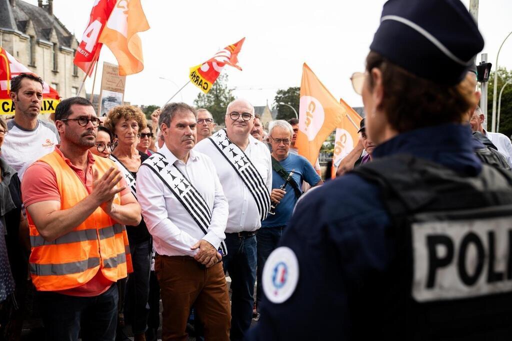 Hôpital De Carhaix : Après Une Rencontre En Préfecture, Ils Attendent ...