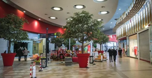 photo  la galerie aushopping au nord du mans compte l’ouverture de trois enseignes.  &copy;  archives le maine libre – denis lambert 