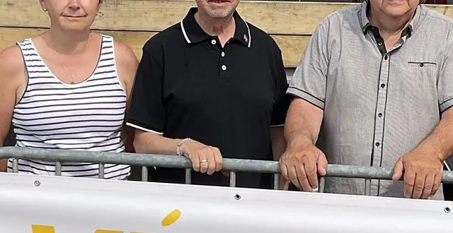 photo  jean-pierre henry et catherine osmont, du comité d’organisation, aux côtés du maire, philippe bigot.  &copy;  ouest-france 