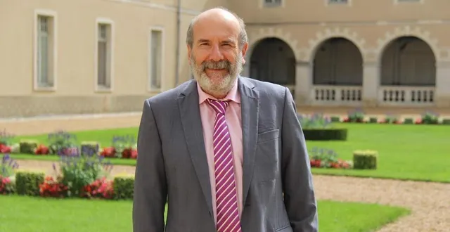 photo  après avoir beaucoup voyagé, jean-marc blondelle, 63 ans, a posé ses valises au prytanée national militaire de la flèche où il sera proviseur jusqu’à sa retraite.  &copy;  ouest-france 