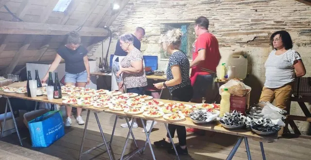 photo  une dynamique équipe du comité des fêtes attendait les randonneurs avec la salade d’entrée au moulin à eau.  &copy;  co 