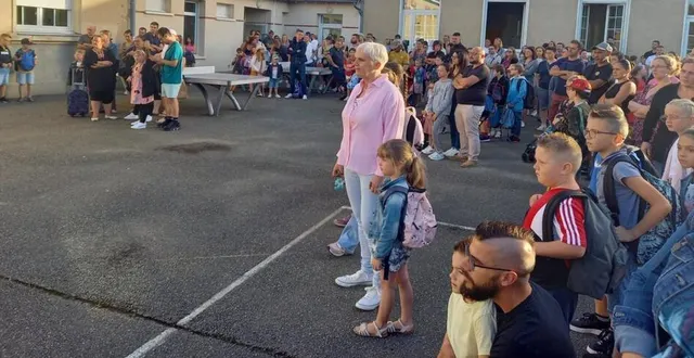 photo  une partie des parents et élèves lors du mot d’accueil de jean-luc suhard, maire.  &copy;  ml 