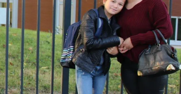 photo  edwige, accompagnée de sa maman maeva, a fait son entrée en 6e.  &copy;  ouest-france 