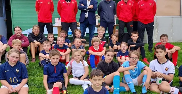 photo  au centre, josé de sousa goncalves et clément loudjani, thierry duval à droite et les encadrants sont mobilisés pour les enfants.  &copy;  ouest-france 