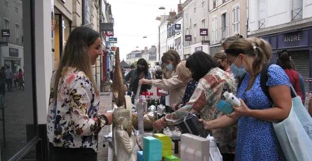 photo  pendant la braderie du mans, vendredi et samedi, des comédiens de la compagnie opus vont se glisser parmi les exposants.  &copy;  archives ouest-france 