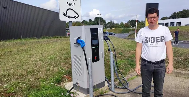 photo  stéphane busse, patron du briconautes devant la borne qu’il a installé avec ses propres deniers, mécontent de la borne concurrente proche, installée elle avec des fonds publics  &copy;  ouest-france 