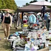 photo  le vide-greniers : du lèche-vitrines en plein champ. 