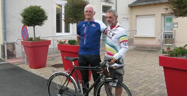 photo  le maire de coulans-sur-gée, michel briffault et jean-sébastien guilbaud, de crannes-en-champagne, devant la mairie de coulans.  &copy;  ouest-france 