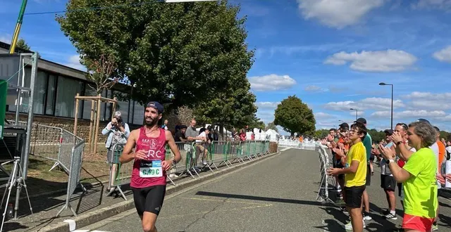 photo  mohamed adji avait conclu la victoire d’alençon running-club, l’an passé, après les relais de ses jeunes coéquipiers maxence ralu et antoine lesouéve.  &copy;  ouest-france 