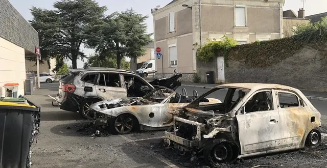photo  rue de ballée, quatre véhicules ont été détruits par les flammes dans la rue de mardi à mercredi.  &copy;  co 
