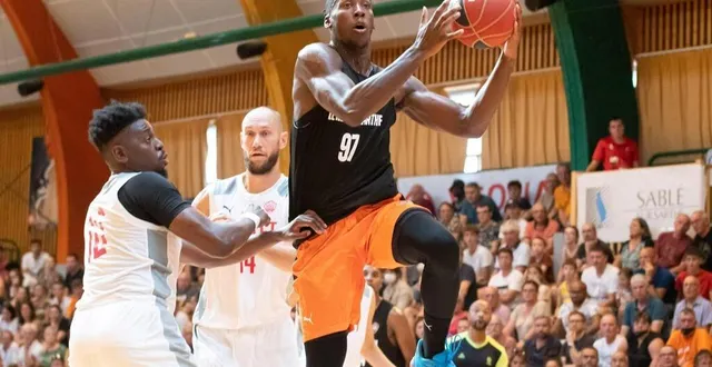 photo  la finale du trophée sarthe pays de la loire avait opposé cholet en blanc au mans en noir, en 2022, à la salle georges-mention de sablé-sur-sarthe.  &copy;  dominique breugnot / archives 
