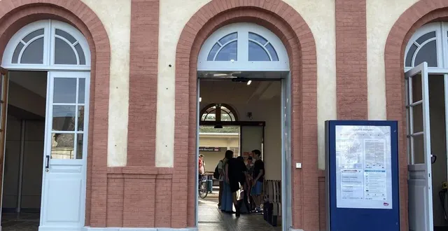 photo  aux alentours de 17 h, les lycéens ont afflué en gare de la ferté-bernard. problème : les trains ne circulaient pas. certains se sont réunis afin de trouver une solution.  &copy;  le maine libre 