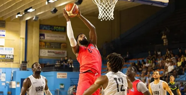 photo  grégory lessort, ici au dunk, et les sables-d’olonne ont dominé rennes en amical (77-68), ce vendredi 8 décembre.  &copy;  guillaume colter 