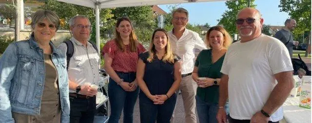 photo  catherine gauthier, première adjointe (à gauche) en compagnie de laurent paris, maire (3e à droite), d’autres élus et d’employés municipaux liés à l’école.  &copy;  ouest-france 