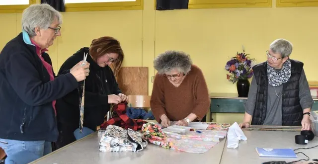 photo  l’atelier couture, ici au mois de juin où françoise partage sa passion avec des participantes.  &copy;  le maine libre 