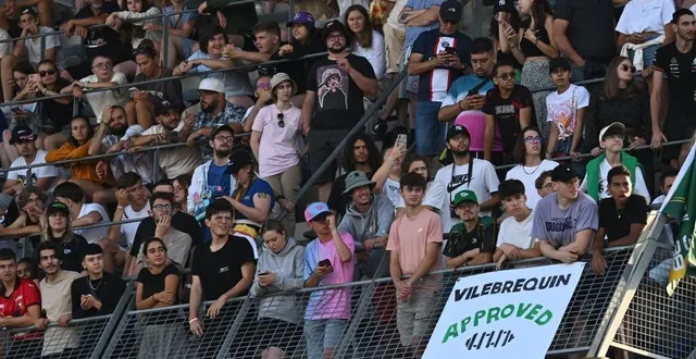 photo  les 60 000 spectateurs sont arrivés sur le circuit bugatti.  &copy;  le maine libre 