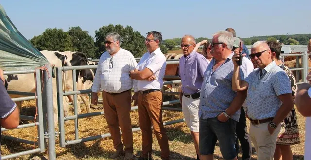 photo  les élus, menés par le maire d'oizé, jean-claude boiziau, ici à droite, ont inauguré le comice, ce samedi 9 septembre 2023. la manifestation se poursuit ce dimanche.  &copy;  ouest-france 