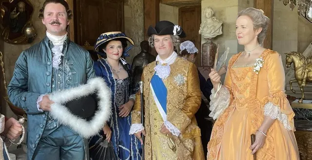 photo  dans l’entrée du château, quelques personnalités du xviiie siècle accueillent les visiteurs. parmi celles-ci, jean-baptiste d’aloy, ambassadeur de pologne, et adélaïde de france, fille de louis xv.  &copy;  ouest-france 