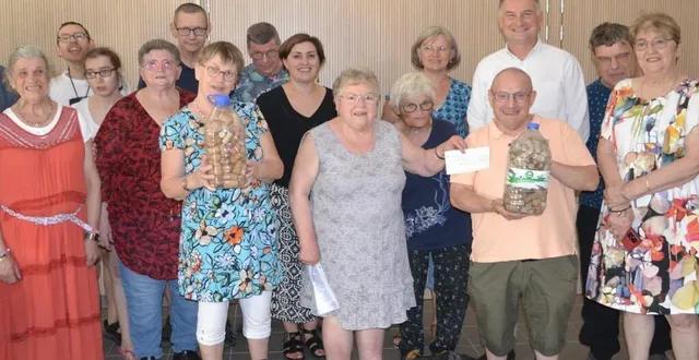 photo  aux manettes d’opération bouchons 72, pierrette brebion a remis mardi un chèque de 500 € au centre basile-moreau.  &copy;  le maine libre 
